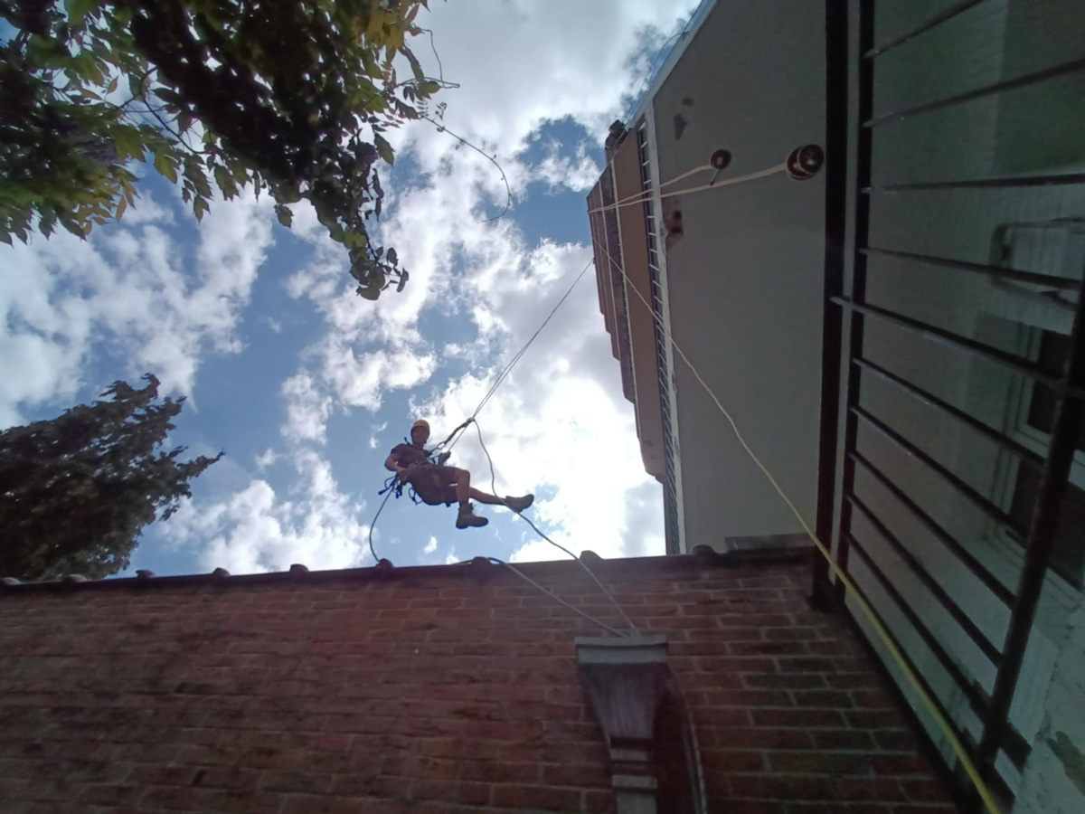 Mise en place de dispositifs de sécurité et de lignes de vie sur un chantier en hauteur par Vertikal Pro.