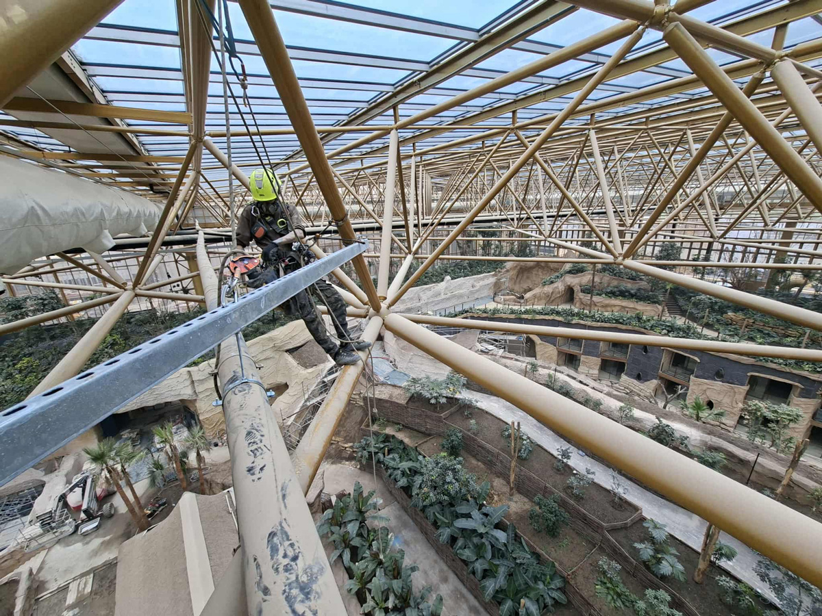 Portrait professionnel d'un expert cordiste Vertikal Pro en équipement complet en maintenance a Pairi Daiza, représentant le sérieux et le savoir-faire de l'entreprise.