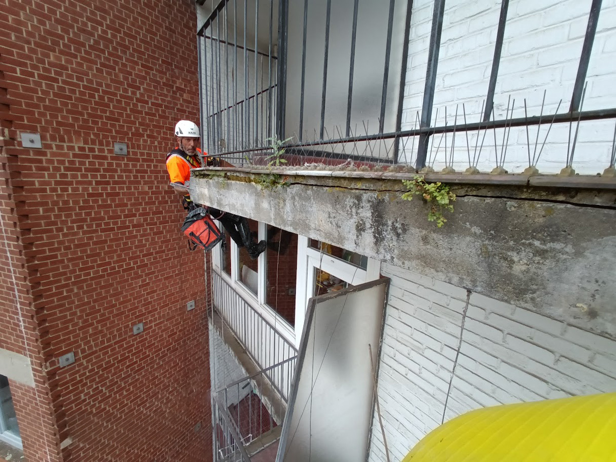 Reparation d'une terasse d'appartement en mauvais état par un spécialiste Vertikalpro