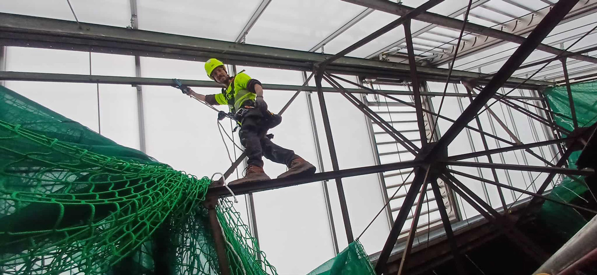 Intervention de maintenance sur cordes réalisée par Vertikal Pro sur la structure métallique d'un bâtiment industriel.